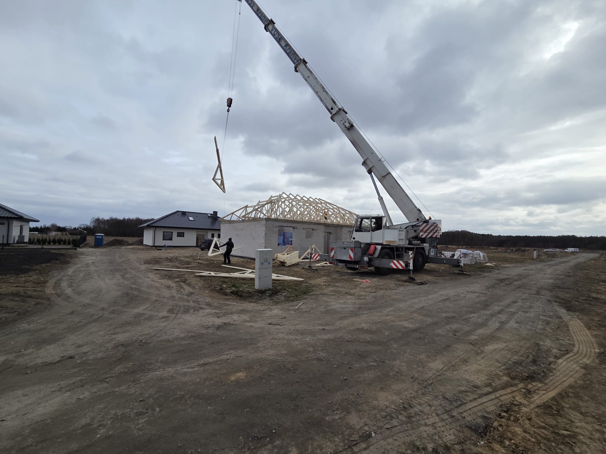 Montaż wiązarów dachowych dźwigiem na domu jednorodzinnym