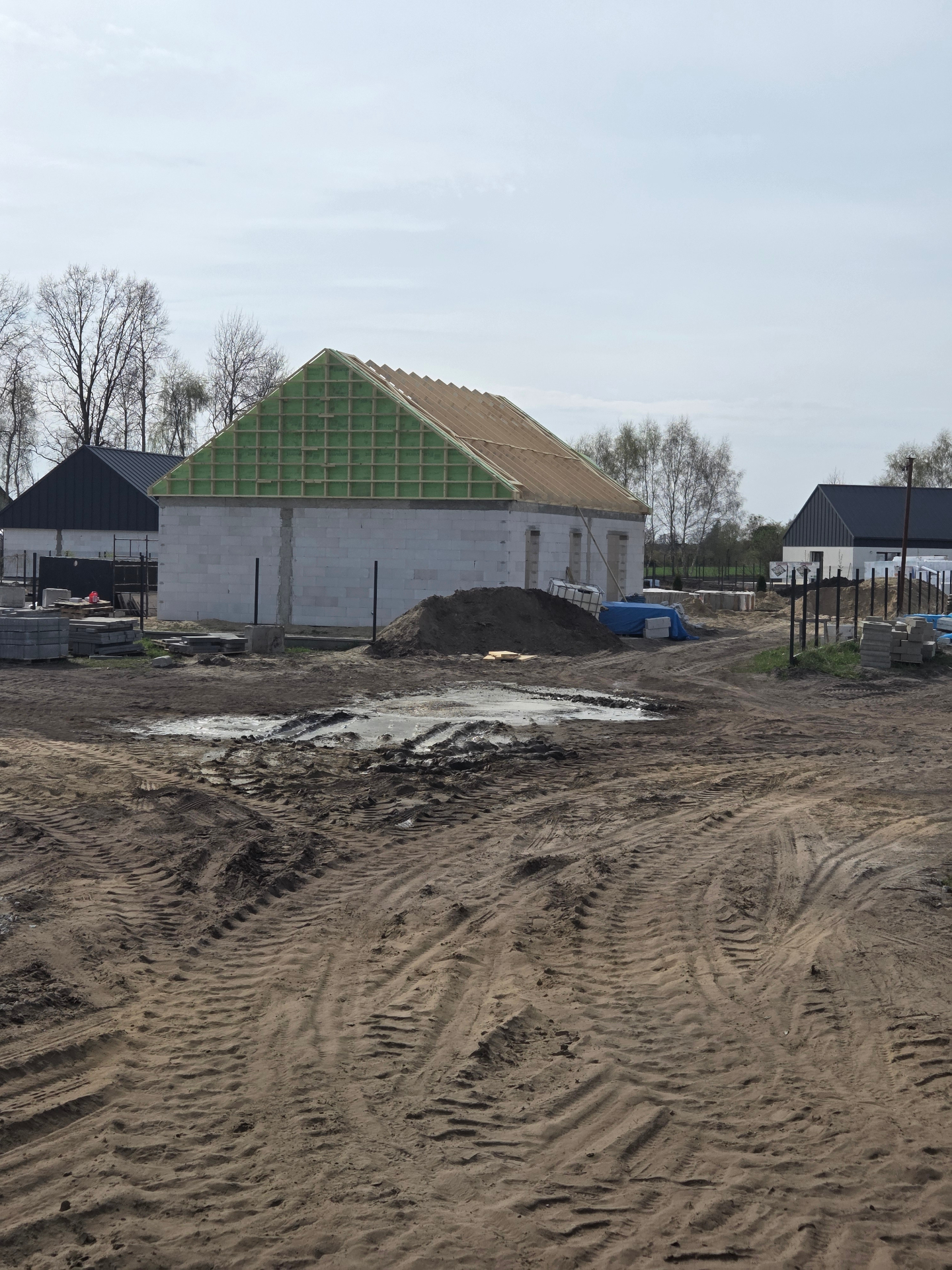 Gotowa konstrukcja dachu prefabrykowanego na budynku jednorodzinnym