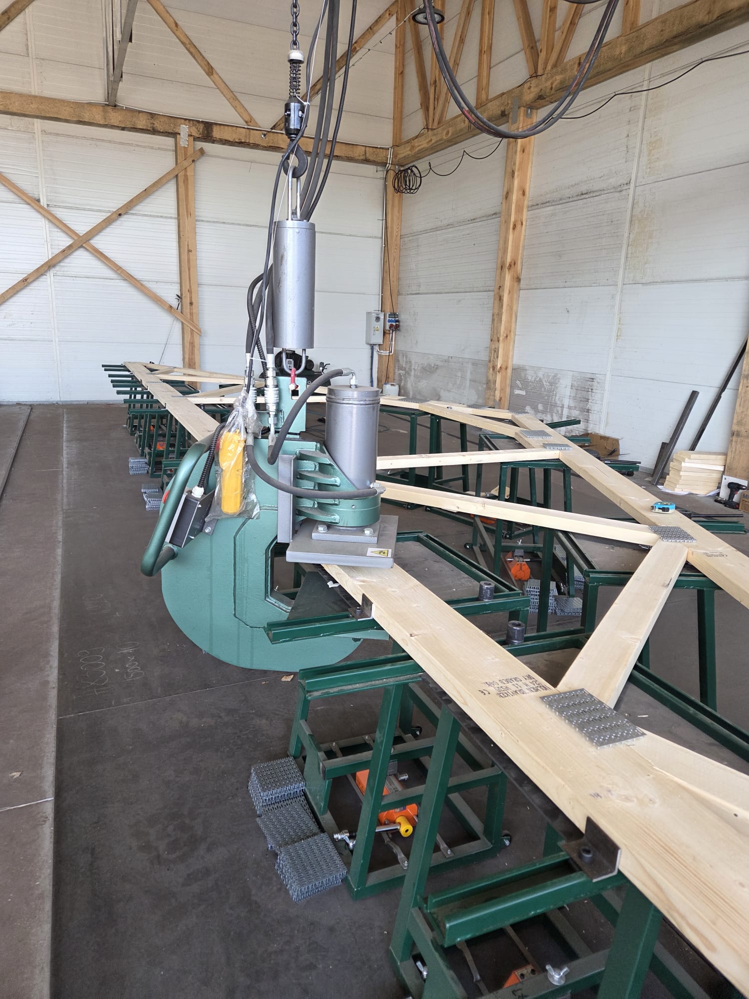 Prefabrykacja wiązarów dachowych w hali produkcyjnej