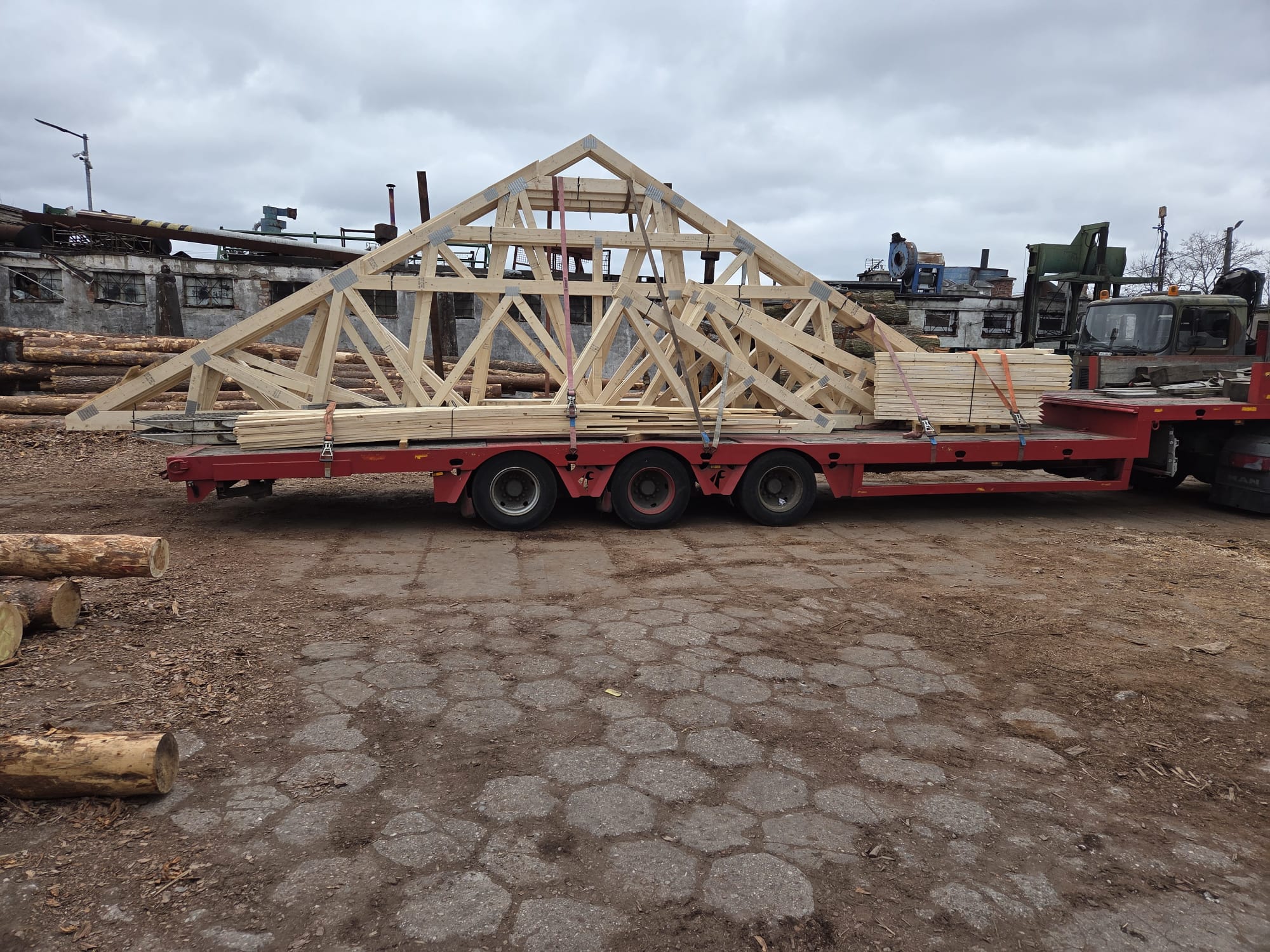 Załadunek wiązarów dachowych prefabrykowanych na naczepę transportową